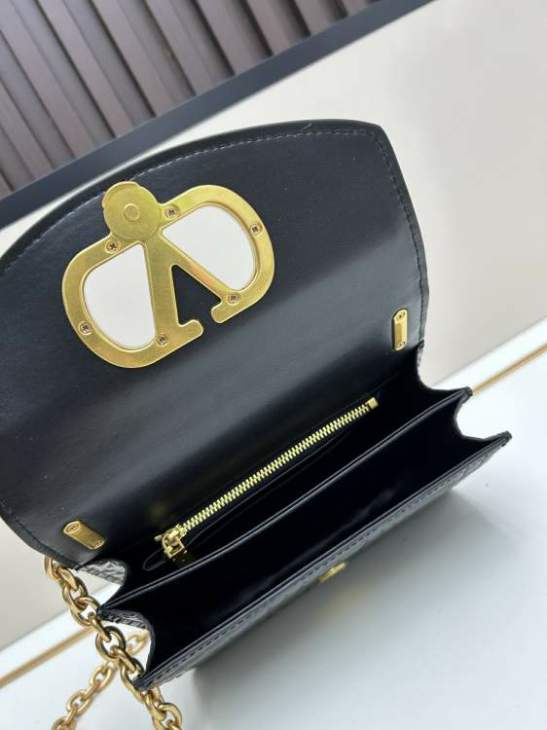 Picture of Valentino Handbags _SKUfw193411891fw